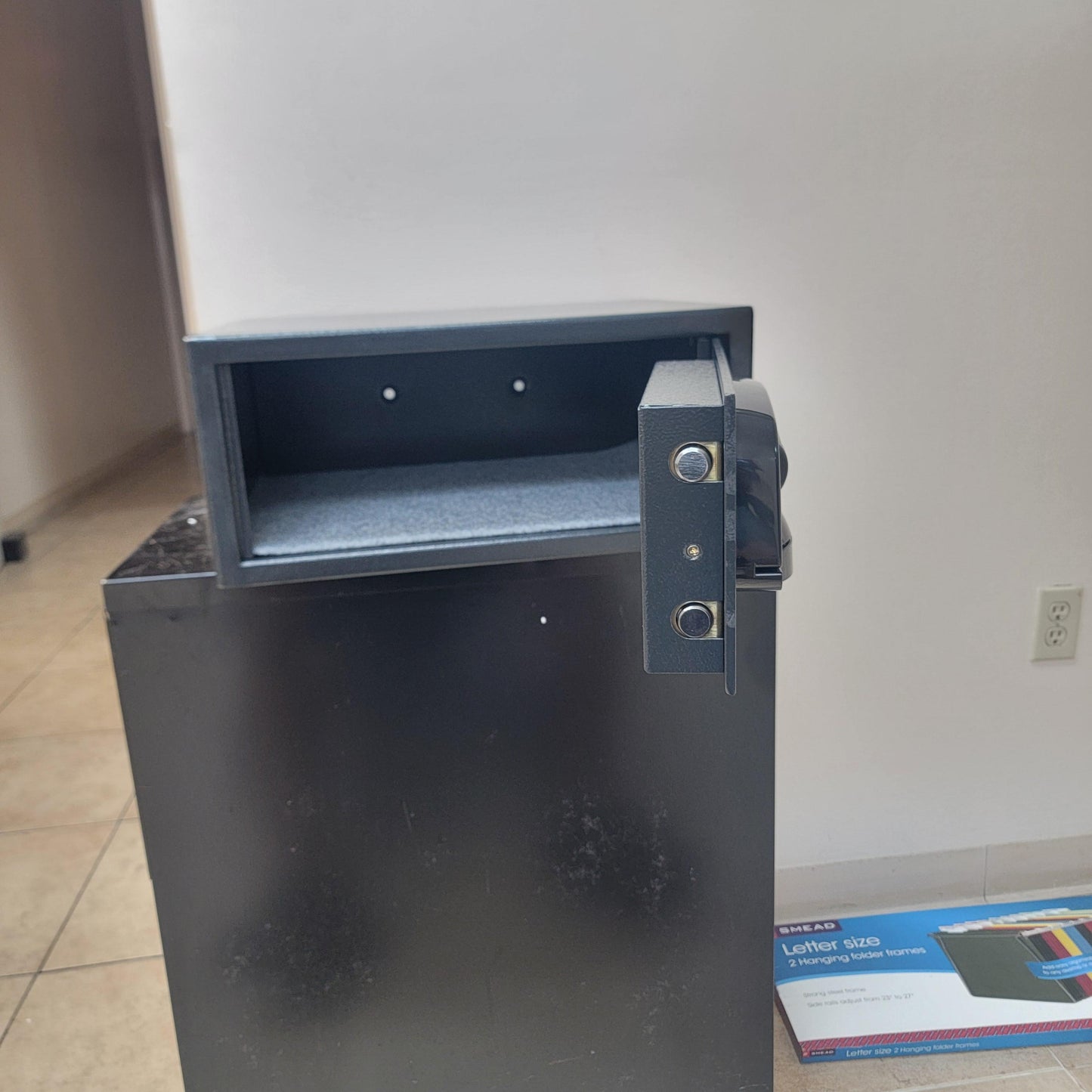Challenger M22 Laptop Compatible In-Room Safe