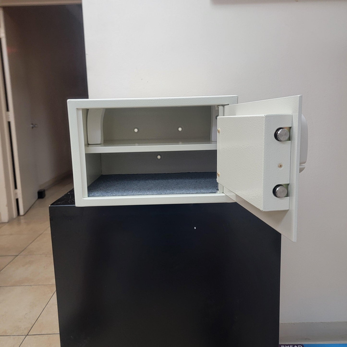 Challenger M6 Laptop Compatible In-Room Safe