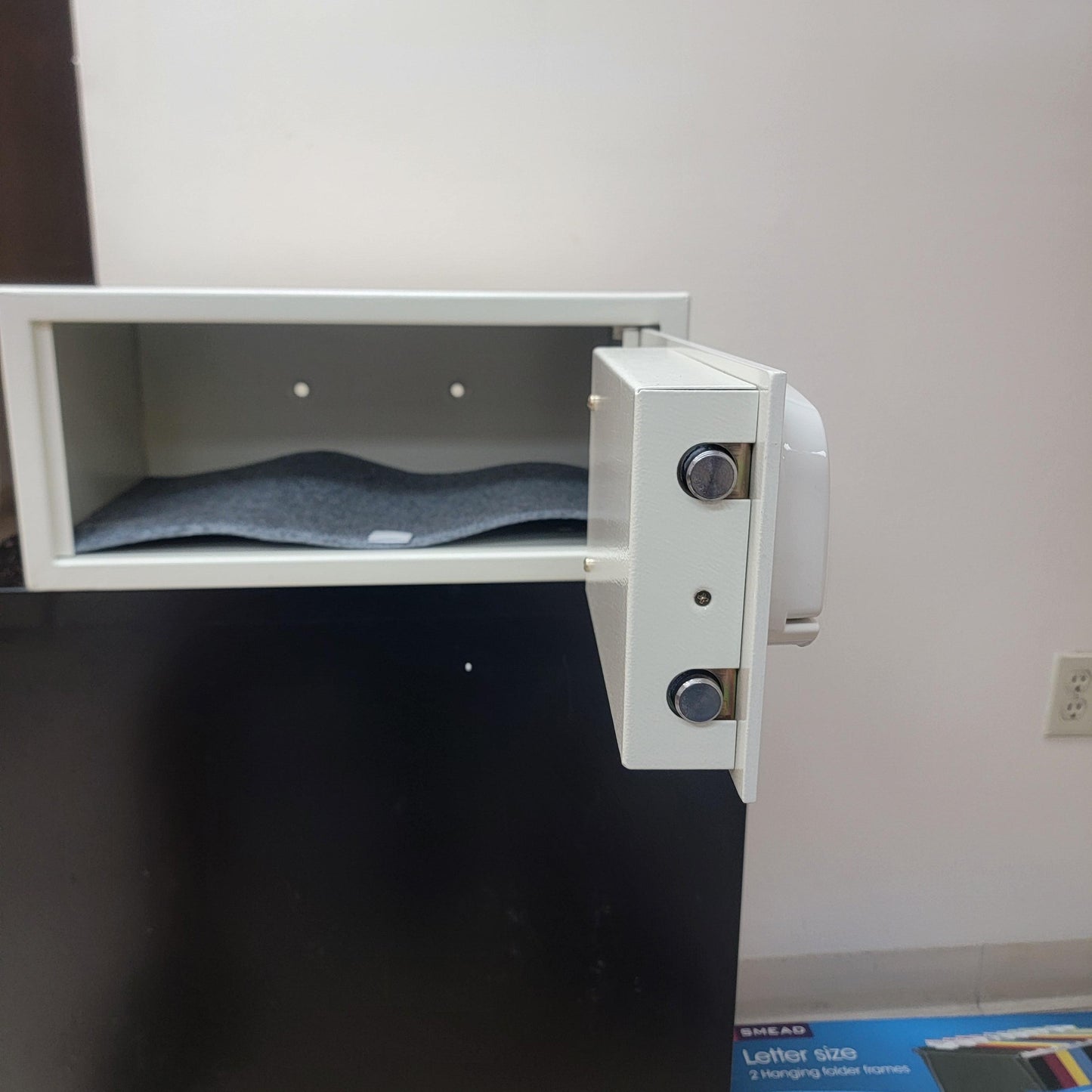 Challenger M8 Laptop Compatible In-Room Safe Black